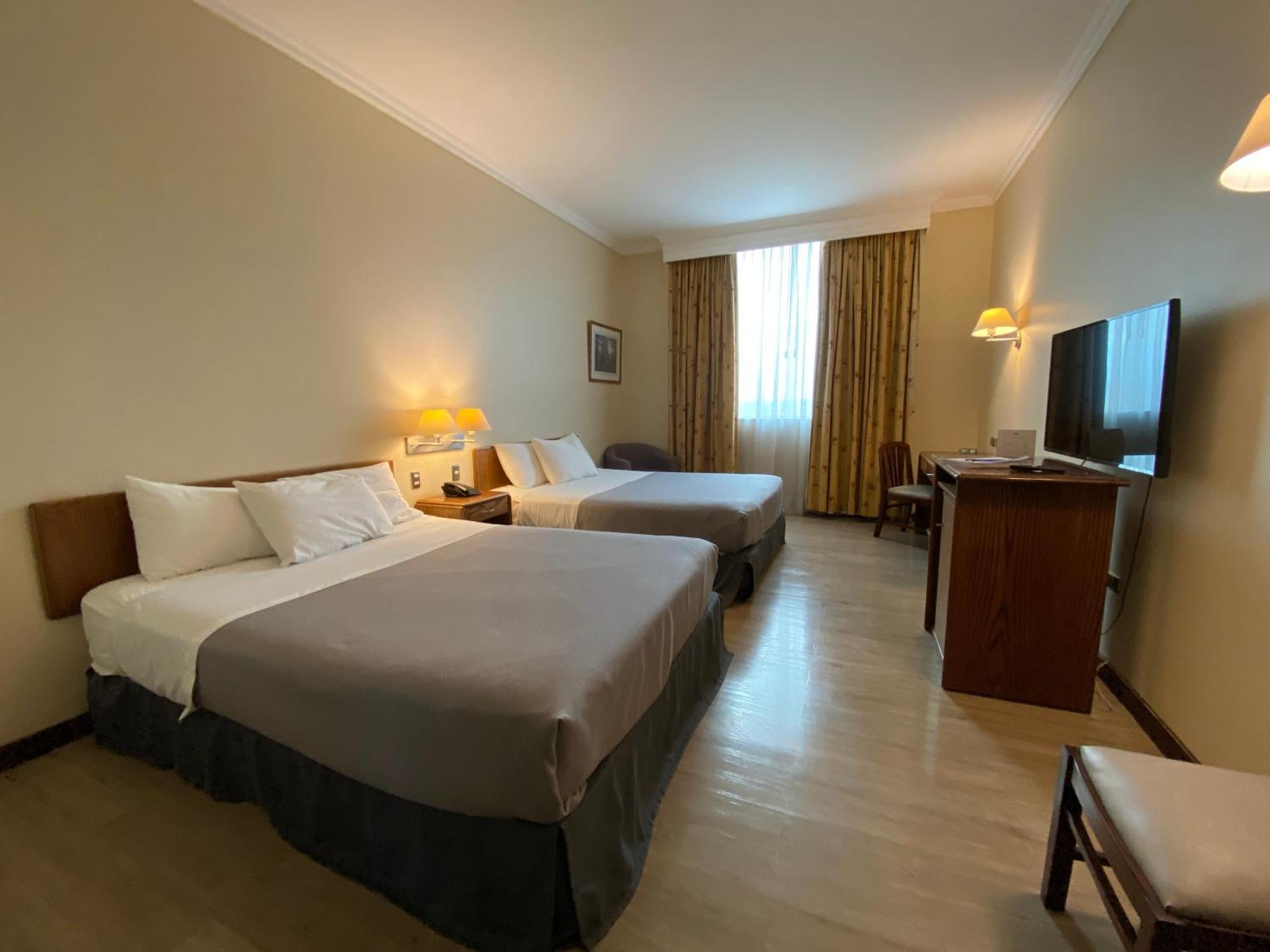 Quarto Duplo com 2 Camas de Casal