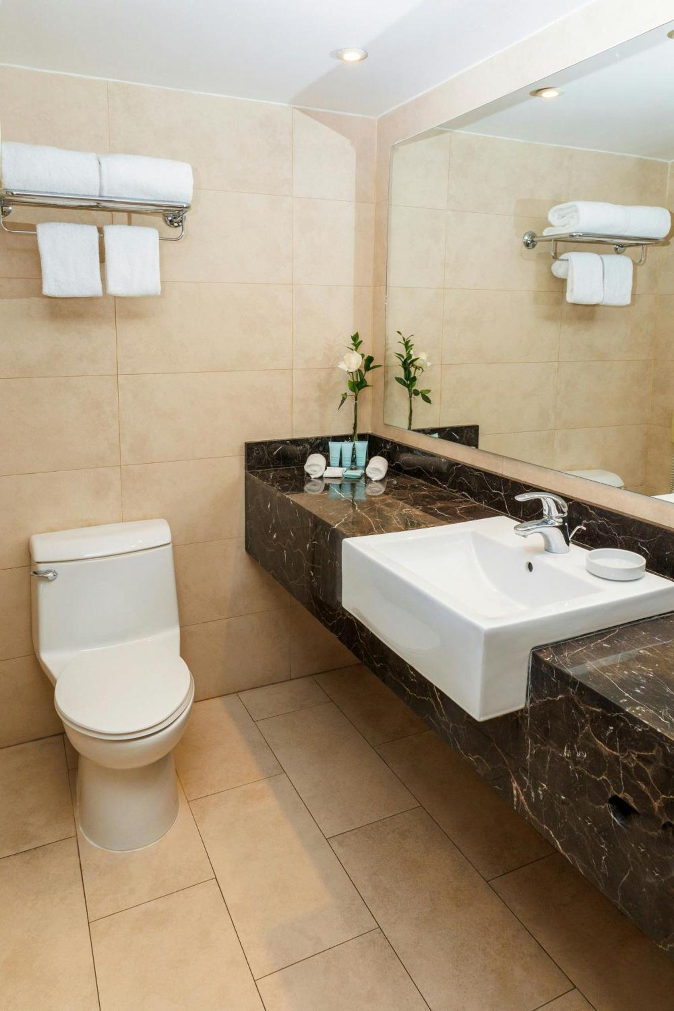 Quarto Queen Clássico com 2 Camas Queen-size e Vista da Cidade