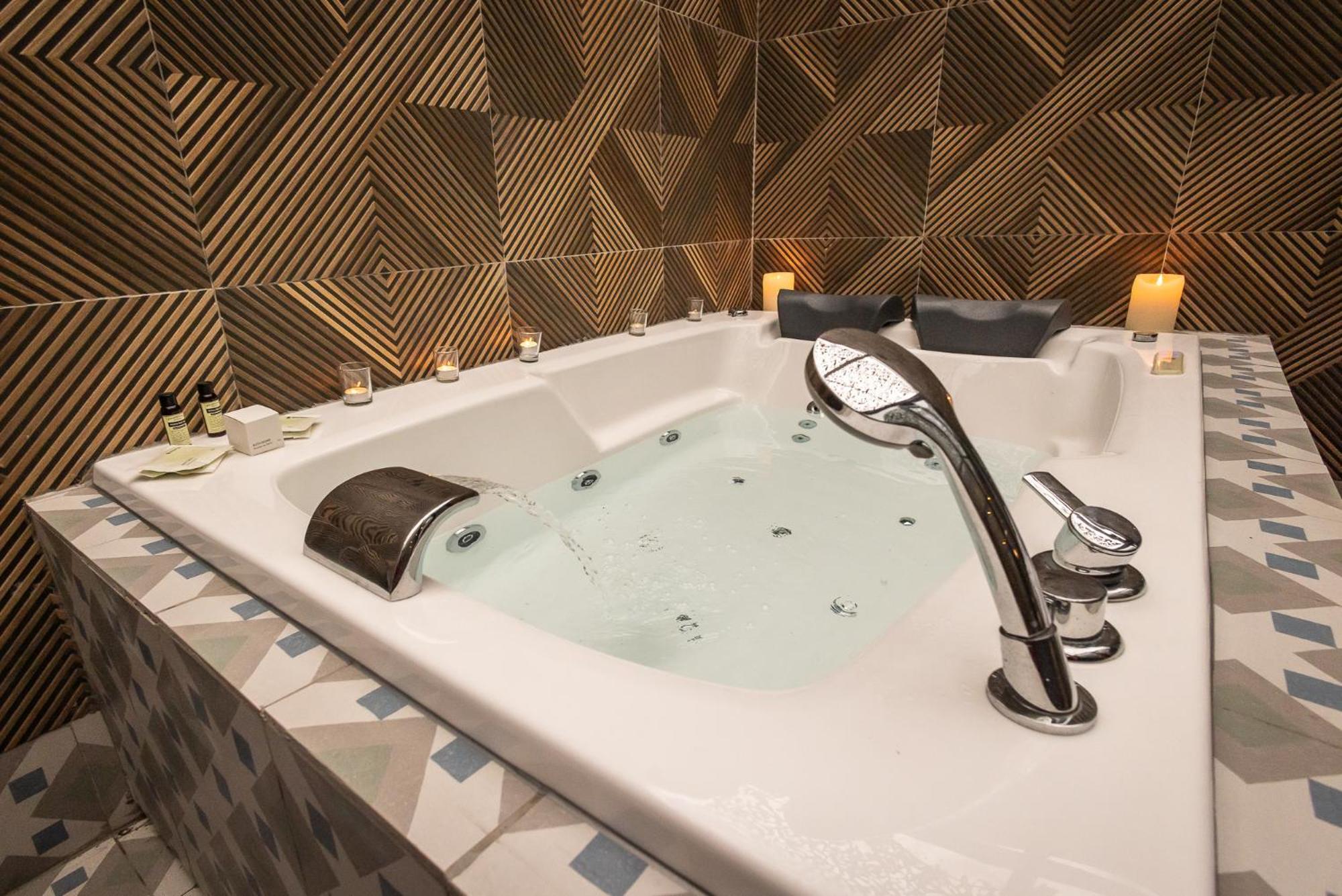 Suite Hot Tub,1765211277:JPEG